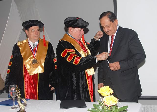 El Consejo de Universidades miembros de la organización de las Américas para la Excelencia Educativa en el hotel Melia Cohiba, la Habana - Cuba, le otorgó el título de Doctor Honoris Causa en grado de embajador de la paz a Orlando Arias Rujana.